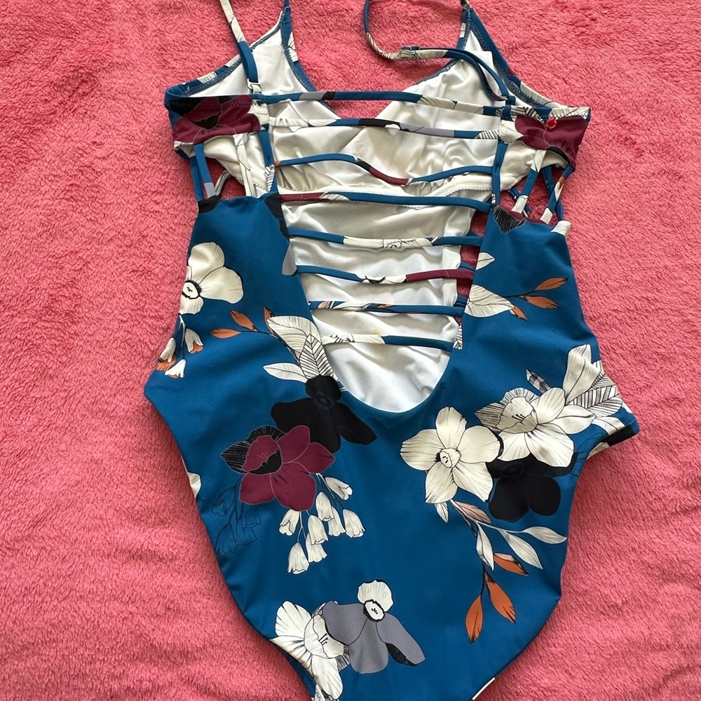 One piece - Picture 2 of 2